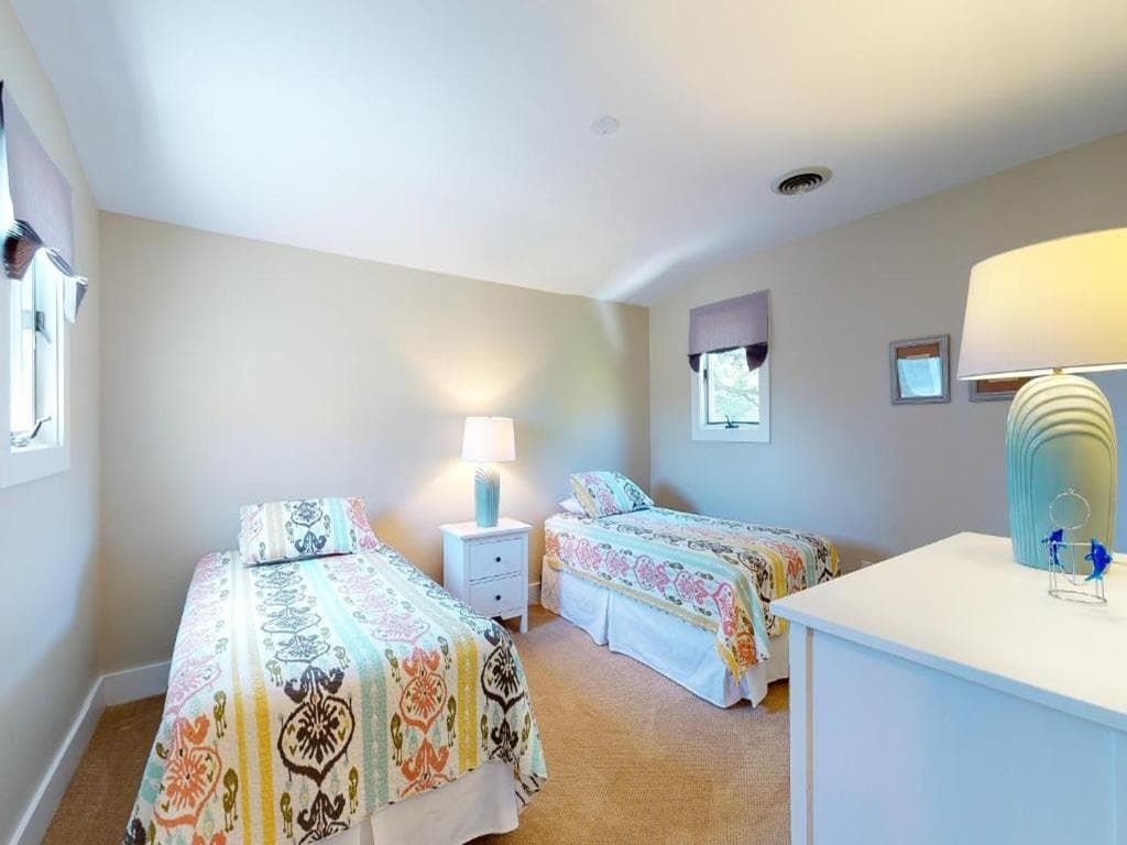 2nd floor twin bedroom