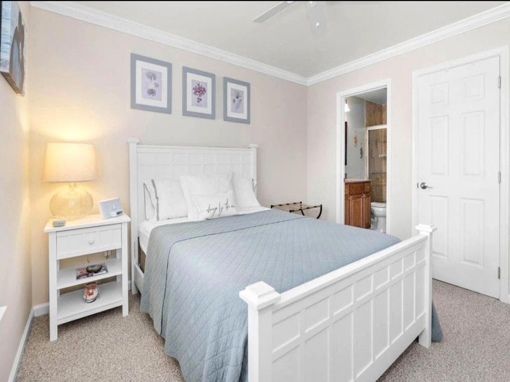 Bdrm 1 - Primary w/Queen