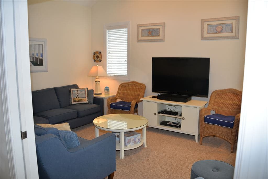 2nd living area off of dining area