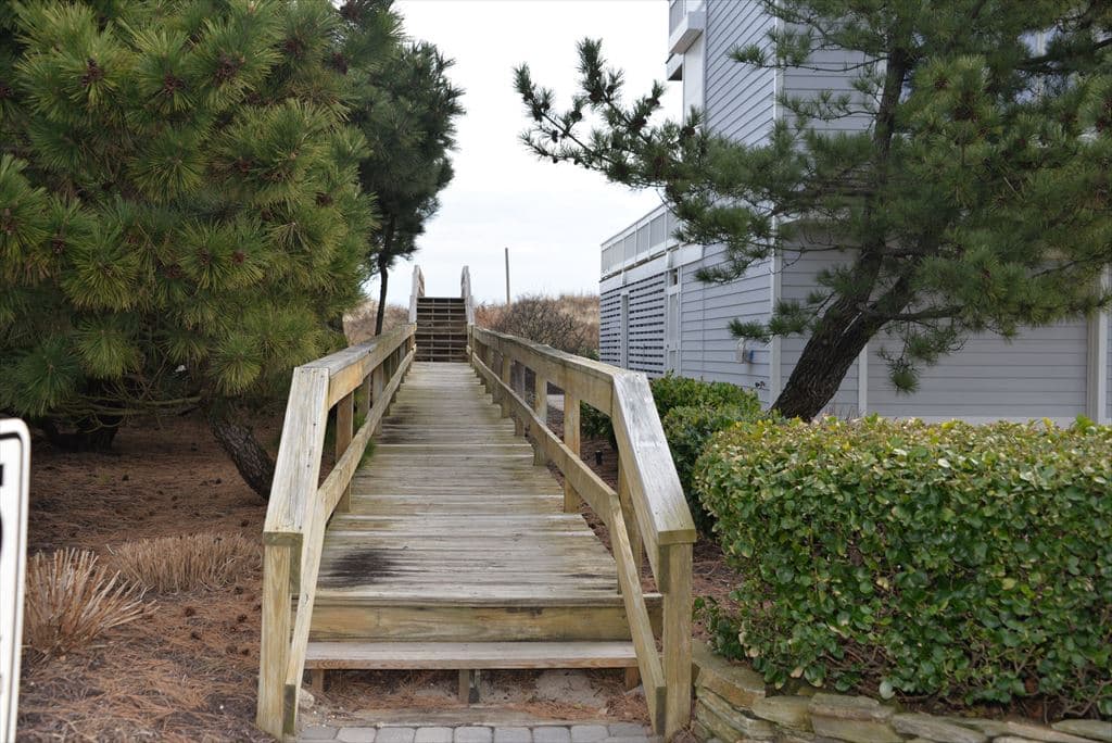 Beach access at the end of the court