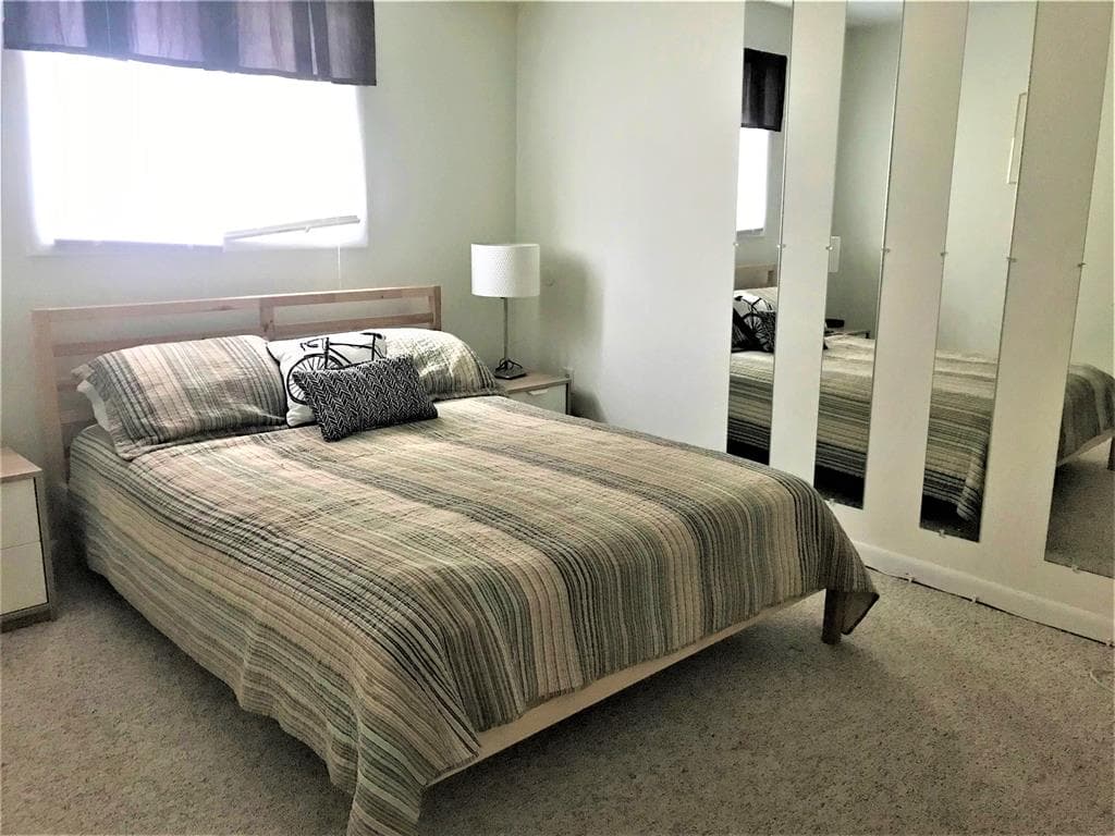 Bdrm1 w/King (Living Level)